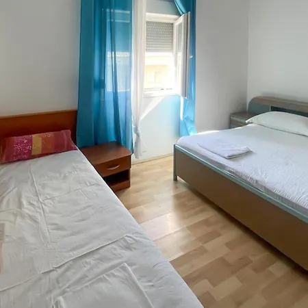 1 Bedroom Awesome In Apartamento Gradac (Split-Dalmatia)